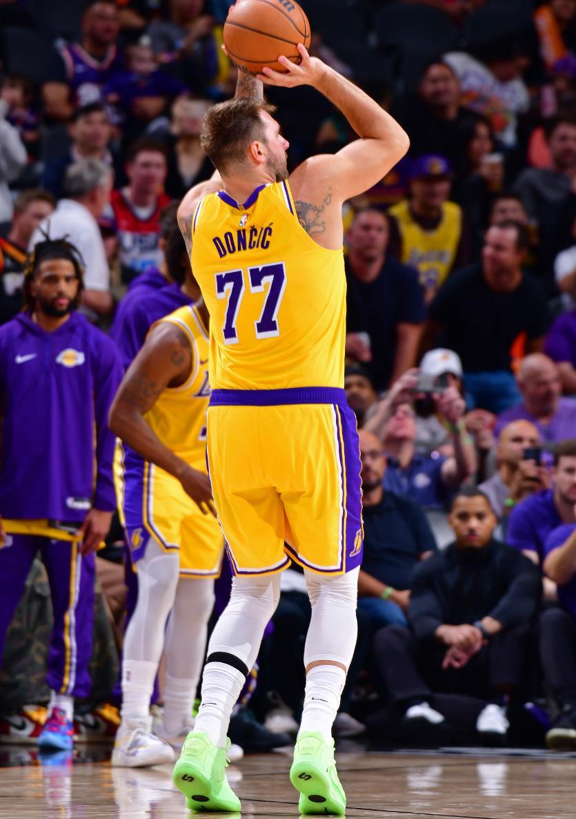 TK体育- 东契奇遭严防无碍拆解防守 关键球金鸡独立羞辱kd 